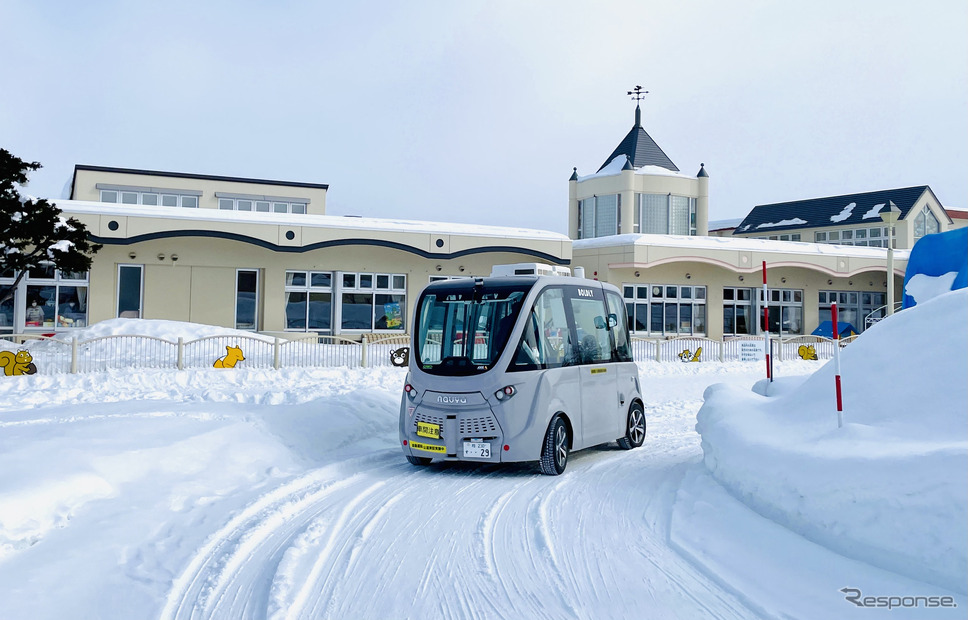東川町内の「幼児センター」前を走行する自動運転バス《画像提供 ボードリー》