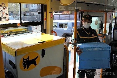 ヤマト運輸が商品を路線バスに積み込む《写真提供 ゼンリン》