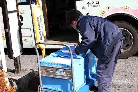アズコムデータセキュリティが路線バスで運ばれた商品を受け取る《写真提供 ゼンリン》