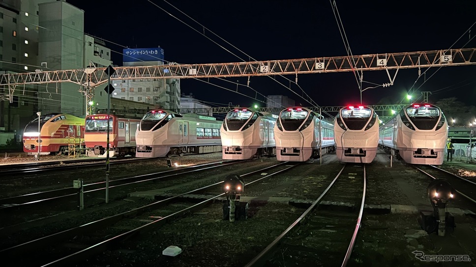 車両基地に並ぶ常磐線用の車両。国鉄特急色のE653系(左)の隣が「赤電」カラーのE531系。《写真提供 写真AC》