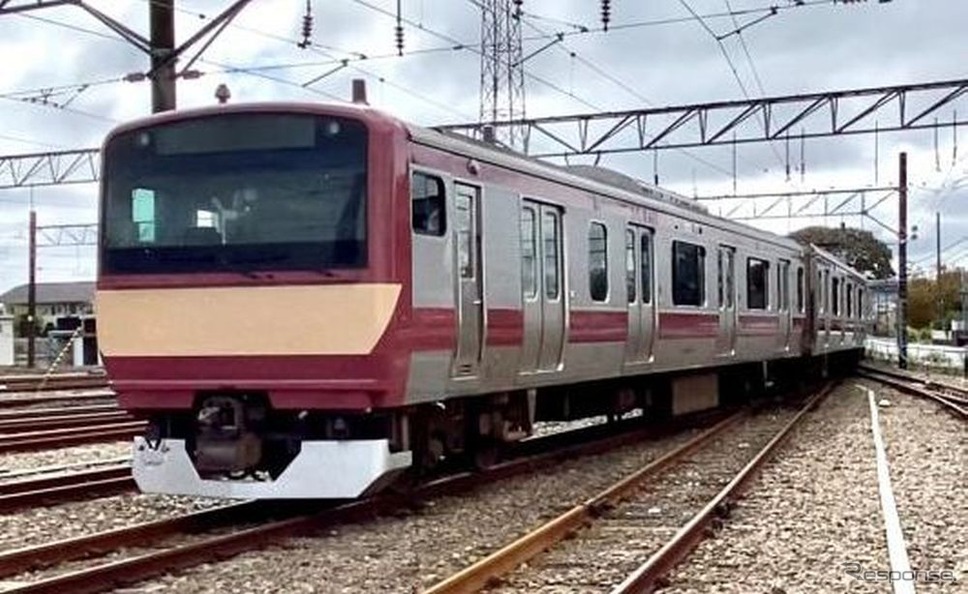 勝田車両センターの操業開始60周年を記念してE531系に復刻された「赤電」カラー。小豆色をベースに前面にはクリーム色の帯が入っている。《写真提供 東日本旅客鉄道水戸支社》