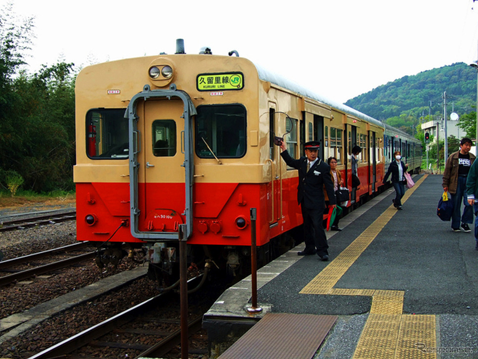 久留里駅に停車するキハ30。2009年から国鉄色に塗り替えられ、2012年まで運用されていた。《写真撮影 大野雅人》