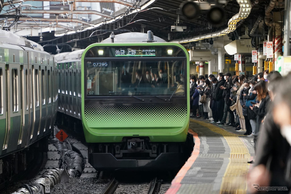 山手線新宿駅での通勤風景。《(Photo by Masashi Hara/Getty Images News/ゲッティイメージズ》
