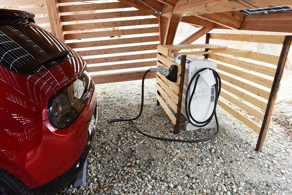 ニチコン製の充放電器(EVパワー・ステーション)《写真撮影 中野英幸》