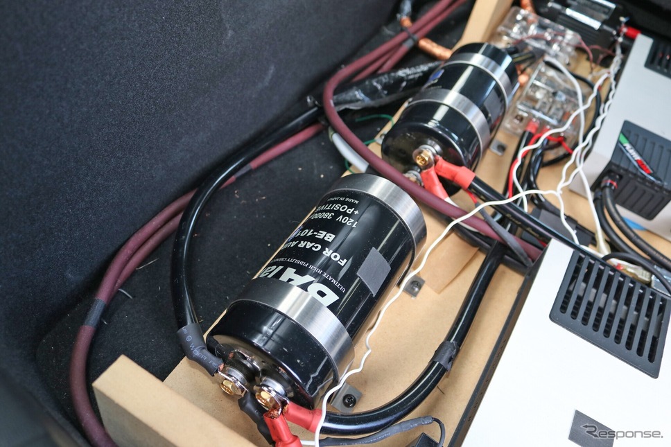 パワーアンプの電源強化で注目なのがキャパシターの装備。BAlabのBE-101をチョイスしてパワーアンプの能力を引き出す。