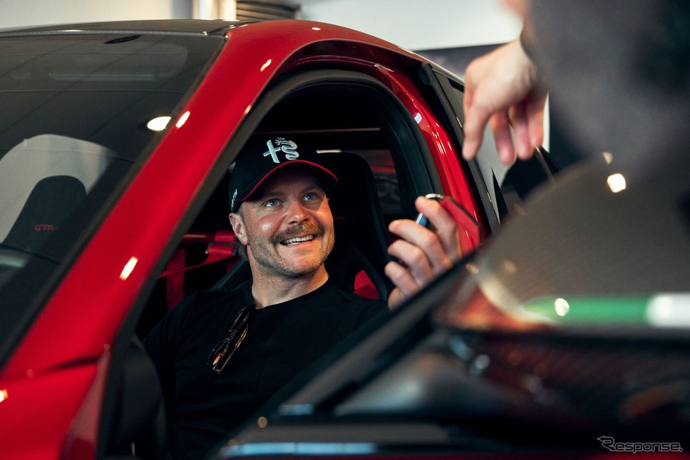アルファロメオ・ジュリア GTAm 新型とバルテリ・ボッタス選手《photo by Alfa Romeo》