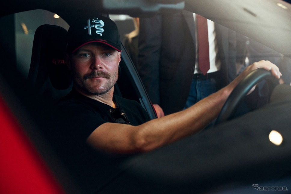 アルファロメオ・ジュリア GTAm 新型とバルテリ・ボッタス選手《photo by Alfa Romeo》
