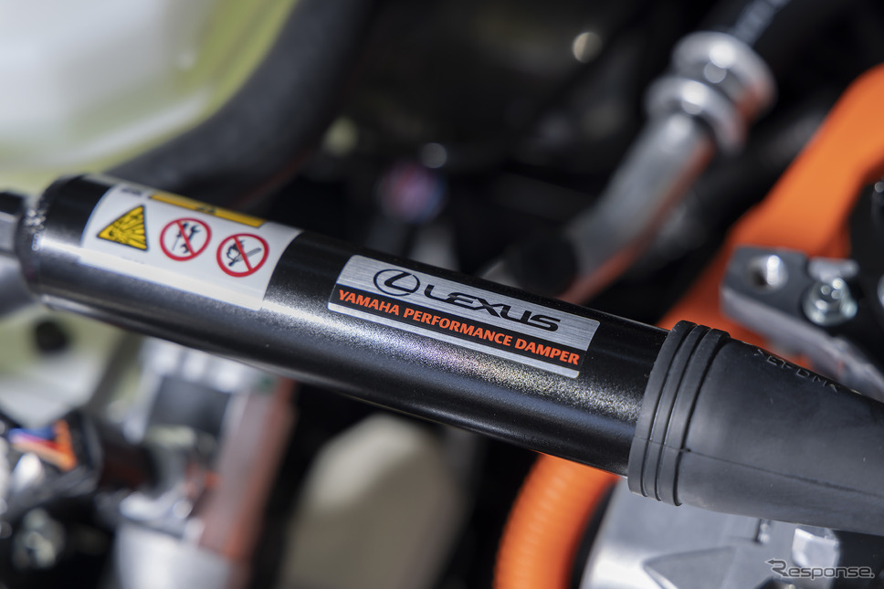 レクサス RZ450e にはヤマハ発動機のパフォーマンスダンパーが装着されている。《写真撮影 郡大二郎》