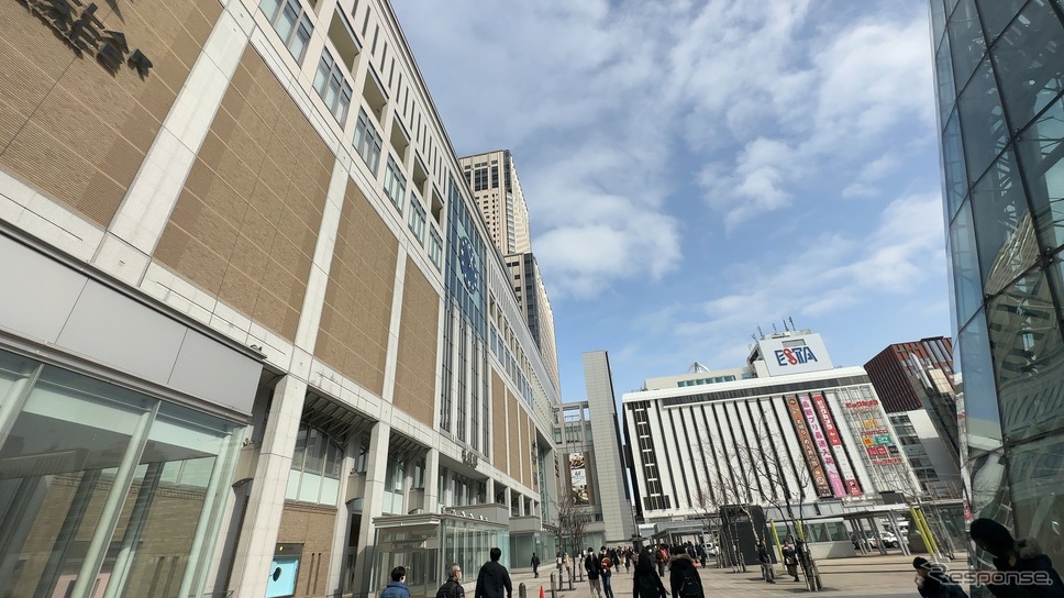 札幌駅南口。奥の白い建物が1978年に開業した「札幌エスタ」。階下のバスターミナルも同時期に開業していた。2023年3月11日。《写真撮影 佐藤正樹》