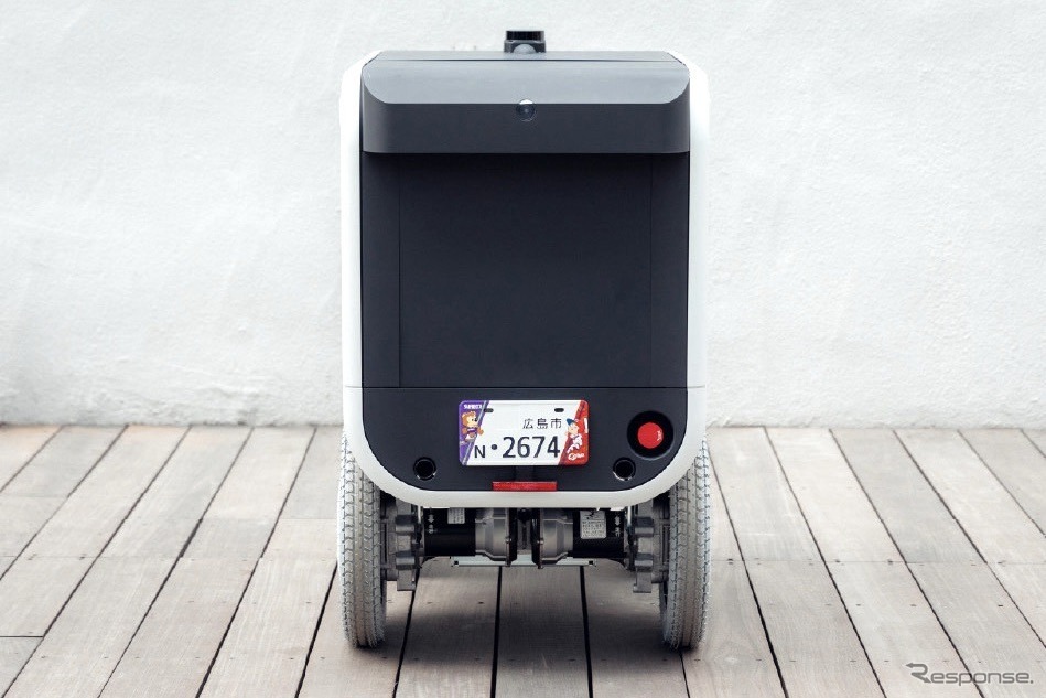 電動車いすの台車を用いた自動配送ロボットの試作車《写真提供 スズキ》