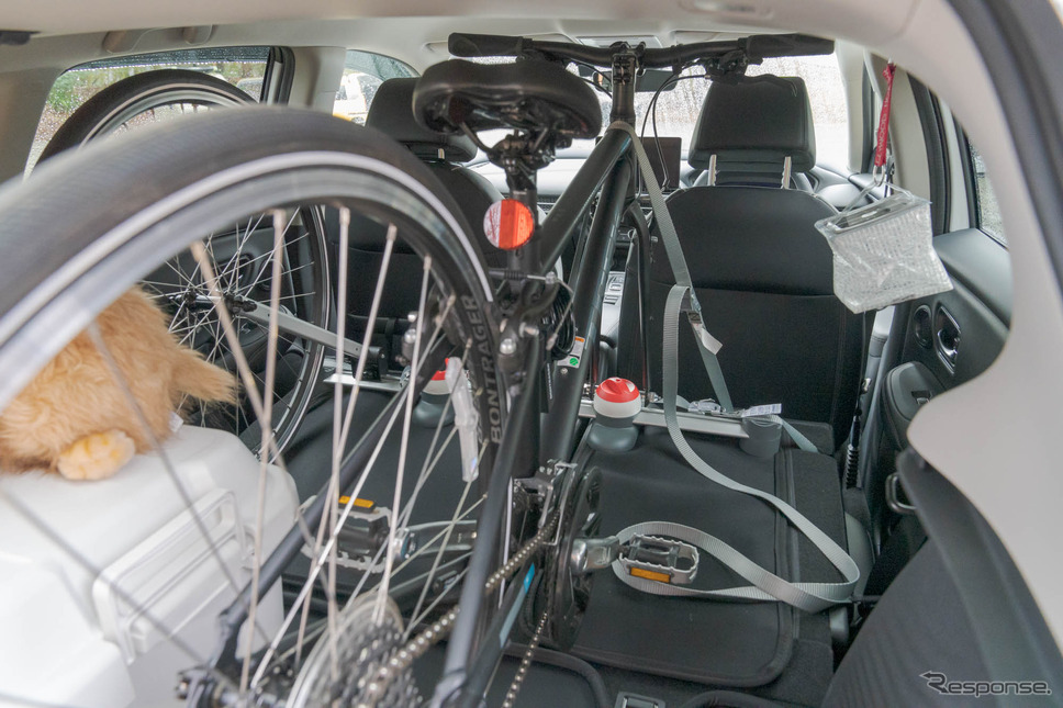 前輪を外して、車内にマウント出来る器具を取り付けている。《写真撮影 関口敬文》