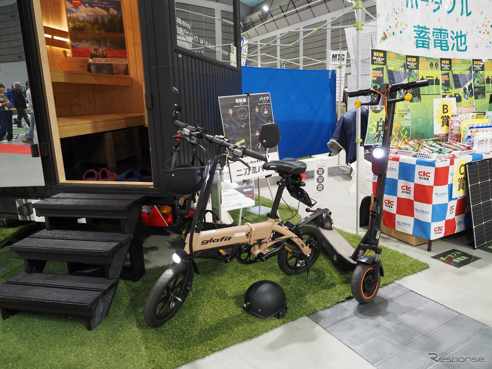 山形パナソニックのブースに置かれた電動ハイブリッドバイクと電動キックボード《写真撮影 家本浩太》