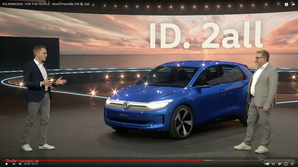 『ID.2オール』が登場すると、技術開発担当役員のカイ・グルーニッツと新任チーフデザイナーのアンドレアス・ミントが登壇した。(スクリーンショット)