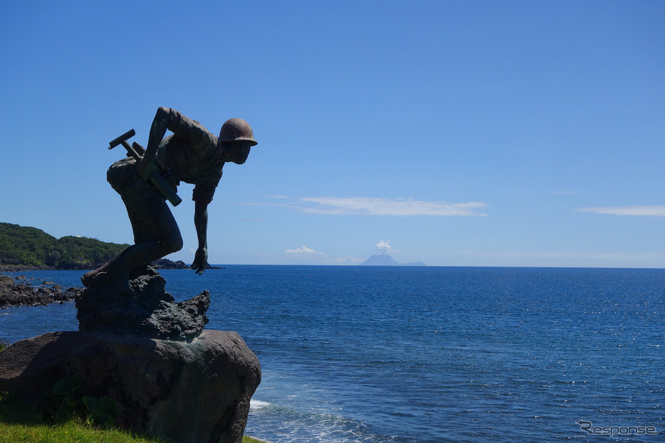 花瀬望比公園に設置された日本兵のブロンズ像。薩摩半島南端の海は真夏の快晴下では染み入るような紺碧の色になる。《写真撮影 井元康一郎》