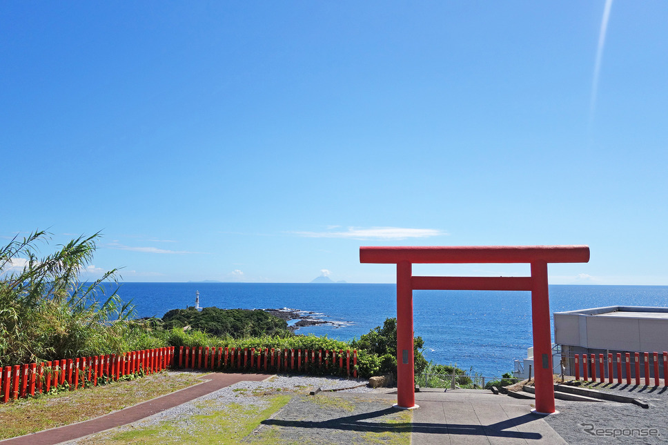 薩摩半島南端、長崎鼻の龍宮神社から岬を望む。浦島太郎伝説はいろいろなところに存在するが、本土最南端はもちろんここ。ちなみに沖縄にも似た話がある。《写真撮影 井元康一郎》