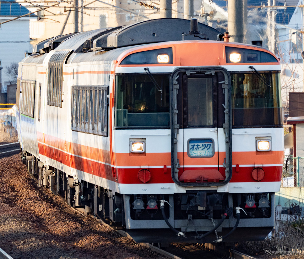 復刻色が先頭を飾ったキハ183系定期運行最終日の『オホーツク1号』。2023年3月17日。《写真撮影 佐藤正樹》