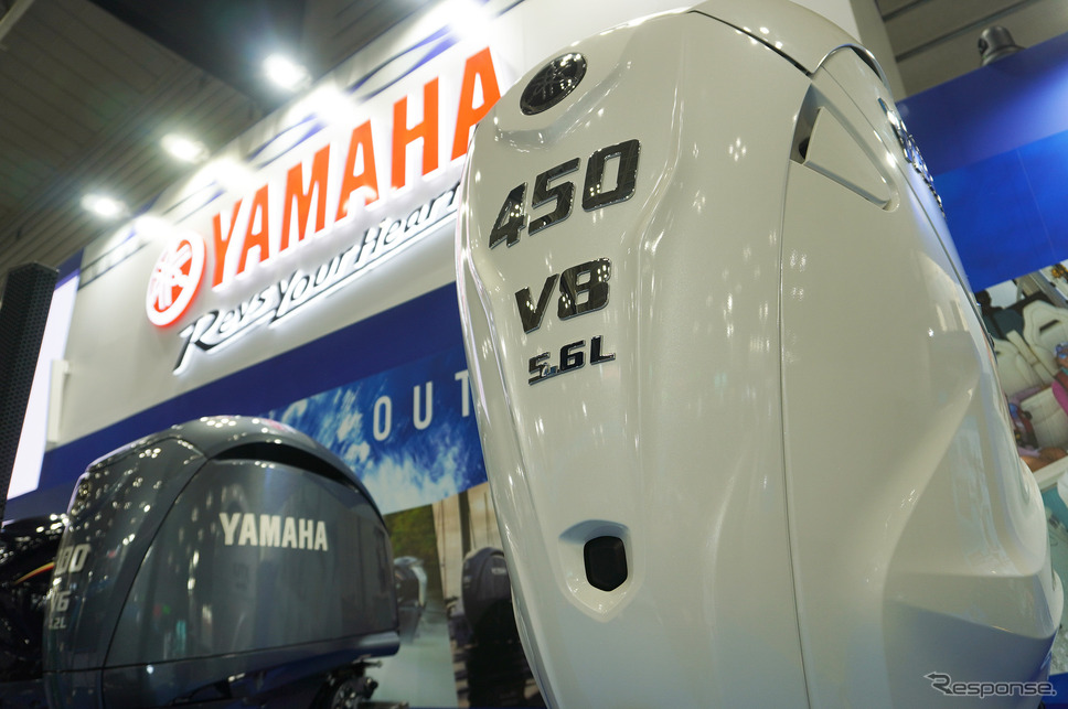 ヤマハ発動機の主力製品となる船外機。手前が今春発売予定の450馬力モデル「F450」《写真撮影 宮崎壮人》