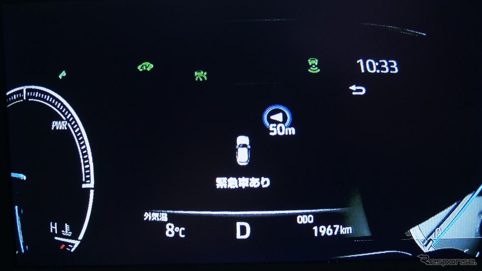 救急車が右側50mから接近していることを示す表示《写真撮影 佐藤耕一》