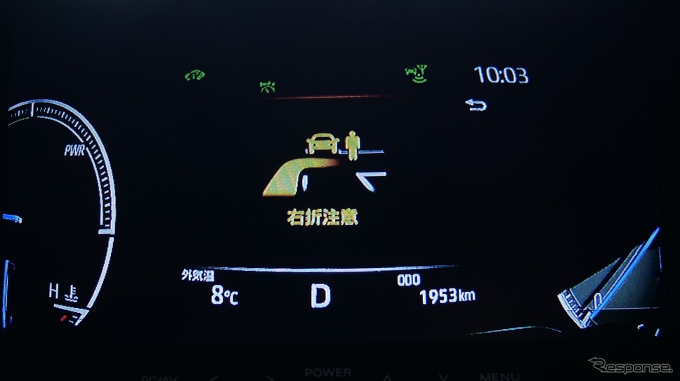右折時に歩行者や車両の存在を通知する表示《写真撮影 佐藤耕一》