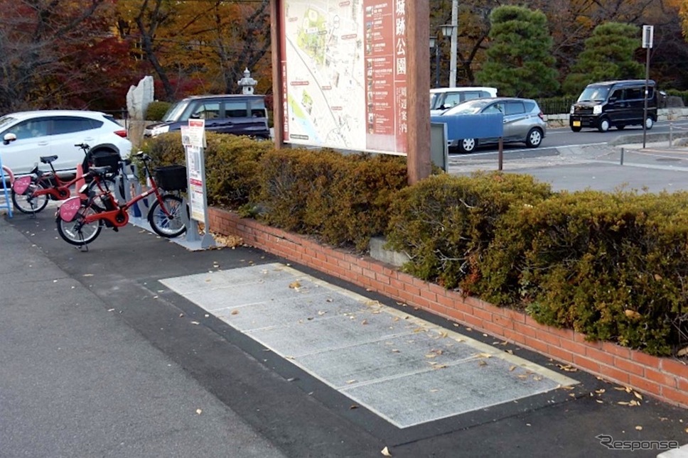 「Wattway Pack」の施工事例:長野県上田市でのサイクルポートとの連携《写真提供 東亜道路工業》