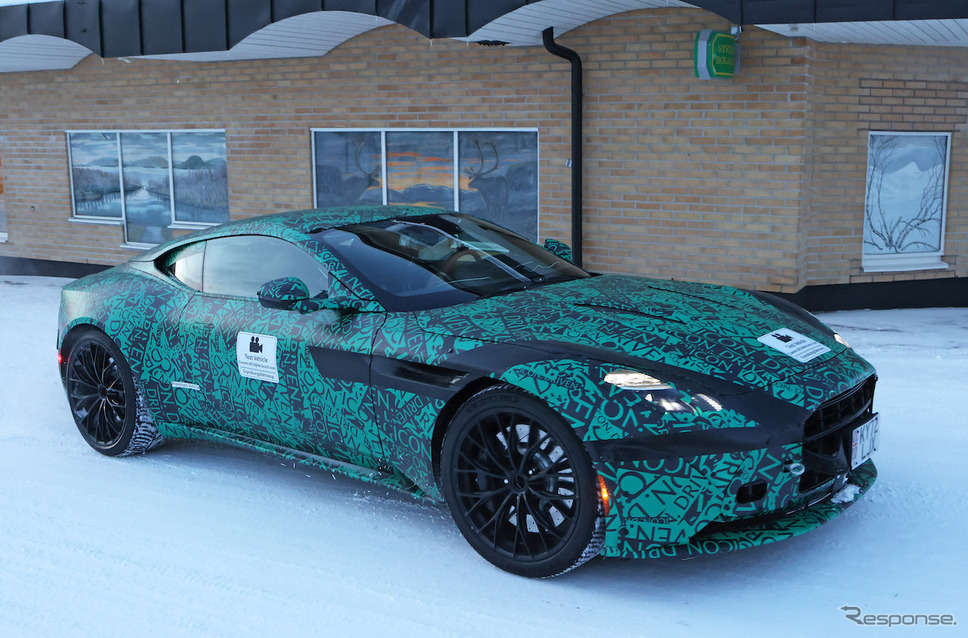 アストンマーティン DB11 後継モデルのプロトタイプ(スクープ写真)《APOLLO NEWS SERVICE》
