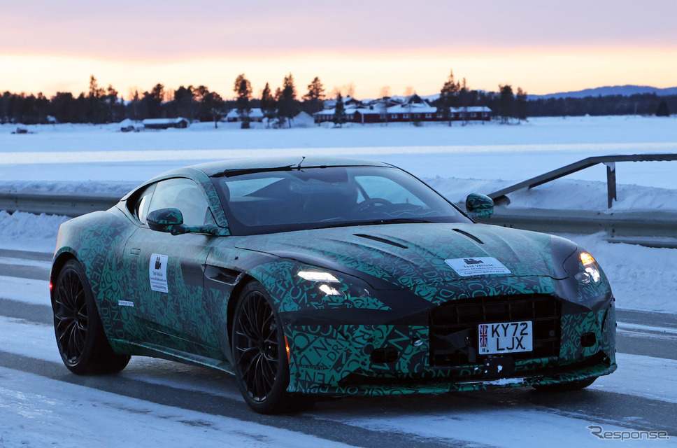 アストンマーティン DB11 後継モデルのプロトタイプ(スクープ写真)《APOLLO NEWS SERVICE》