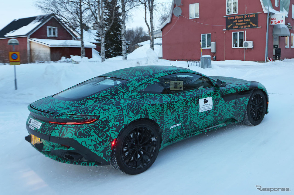 アストンマーティン DB11 後継モデルのプロトタイプ(スクープ写真)《APOLLO NEWS SERVICE》