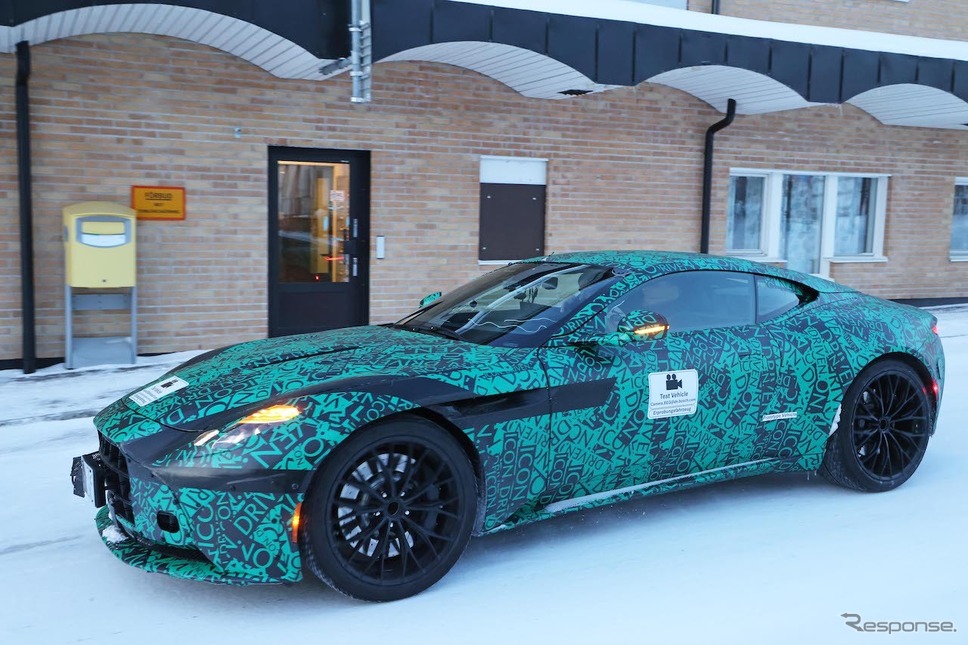 アストンマーティン DB11 後継モデルのプロトタイプ(スクープ写真)《APOLLO NEWS SERVICE》
