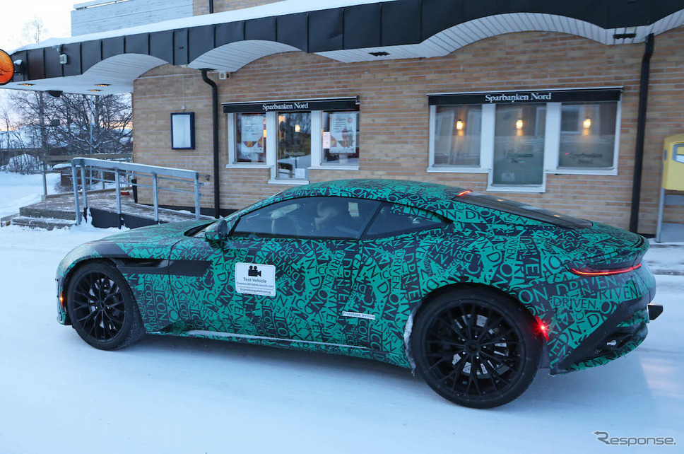 アストンマーティン DB11 後継モデルのプロトタイプ(スクープ写真)《APOLLO NEWS SERVICE》