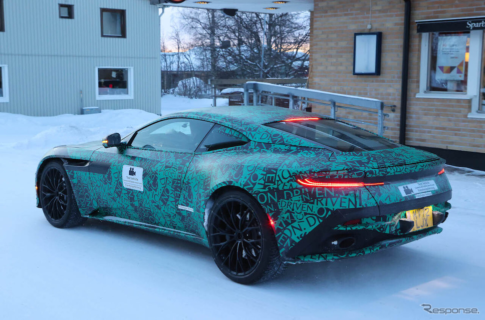 アストンマーティン DB11 後継モデルのプロトタイプ(スクープ写真)《APOLLO NEWS SERVICE》