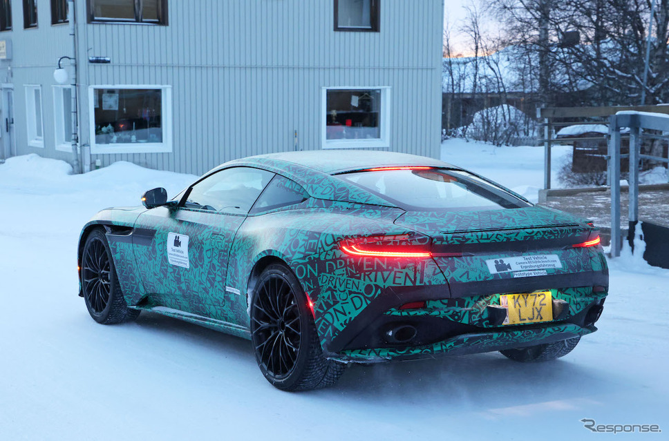 アストンマーティン DB11 後継モデルのプロトタイプ(スクープ写真)《APOLLO NEWS SERVICE》