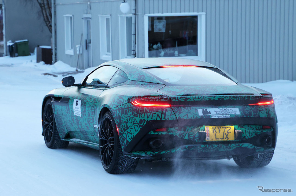 アストンマーティン DB11 後継モデルのプロトタイプ(スクープ写真)《APOLLO NEWS SERVICE》