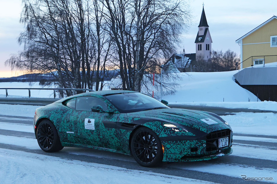 アストンマーティン DB11 後継モデルのプロトタイプ(スクープ写真)《APOLLO NEWS SERVICE》