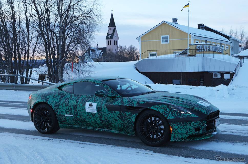 アストンマーティン DB11 後継モデルのプロトタイプ(スクープ写真)《APOLLO NEWS SERVICE》