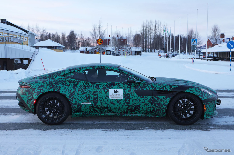 アストンマーティン DB11 後継モデルのプロトタイプ(スクープ写真)《APOLLO NEWS SERVICE》