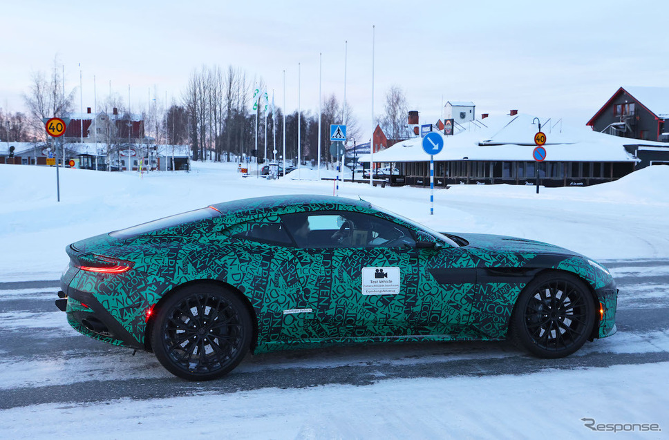 アストンマーティン DB11 後継モデルのプロトタイプ(スクープ写真)《APOLLO NEWS SERVICE》