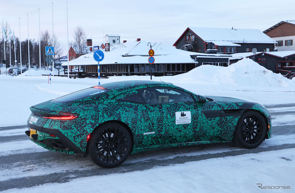 アストンマーティン DB11 後継モデルのプロトタイプ(スクープ写真)《APOLLO NEWS SERVICE》