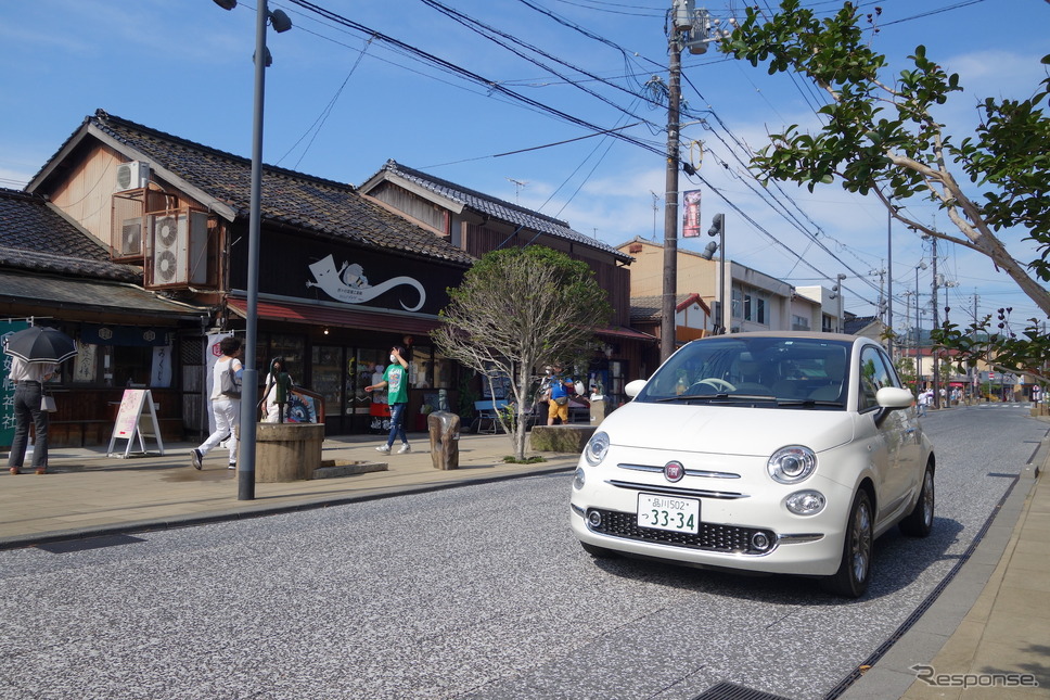 鳥取・境港の水木ロードにて。一反木綿をあしらった店が見える。《写真撮影 井元康一郎》