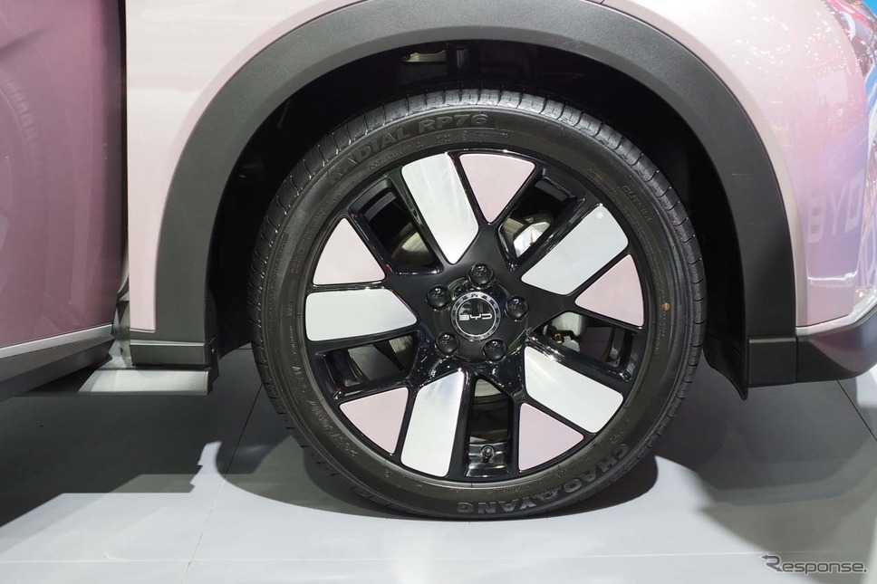 タイヤは195/60R16でアルミアロイホイールを標準装備《写真撮影 会田肇》