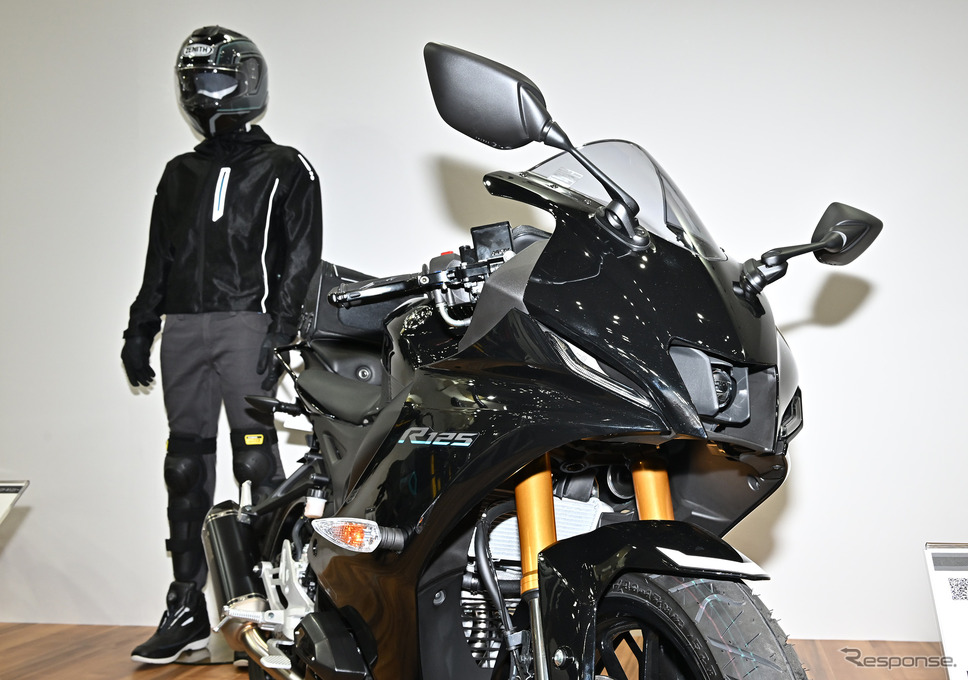 各モデルに合わせたファッションの提案も(東京モーターサイクルショー2023)《写真撮影 雪岡直樹》