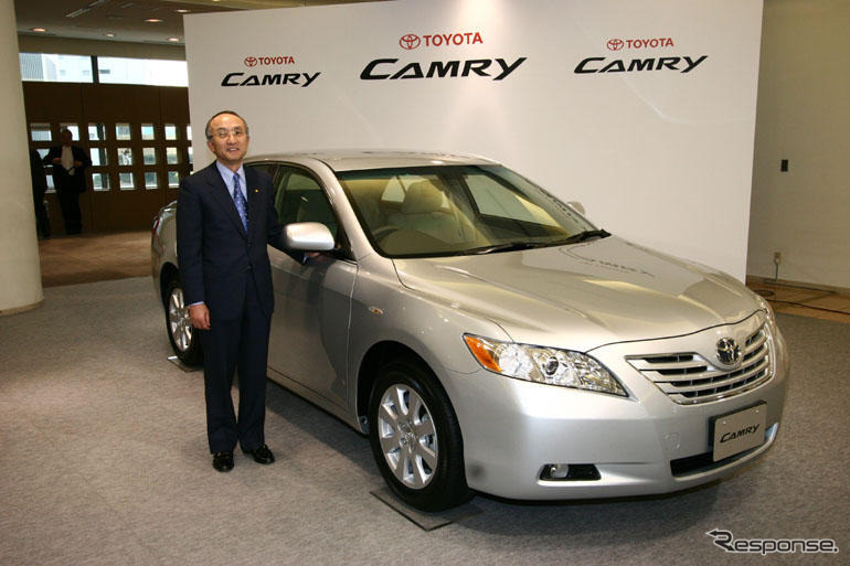 8代目カムリ発表と渡辺社長(2006年)《写真撮影 編集部》