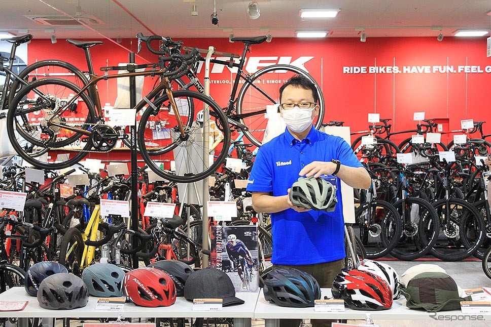 正しいヘルメット被り方やスタイルに合ったヘルメットの選び方をワイズロード新橋店(ワイ・インターナショナル)でチェック《写真撮影 編集部》