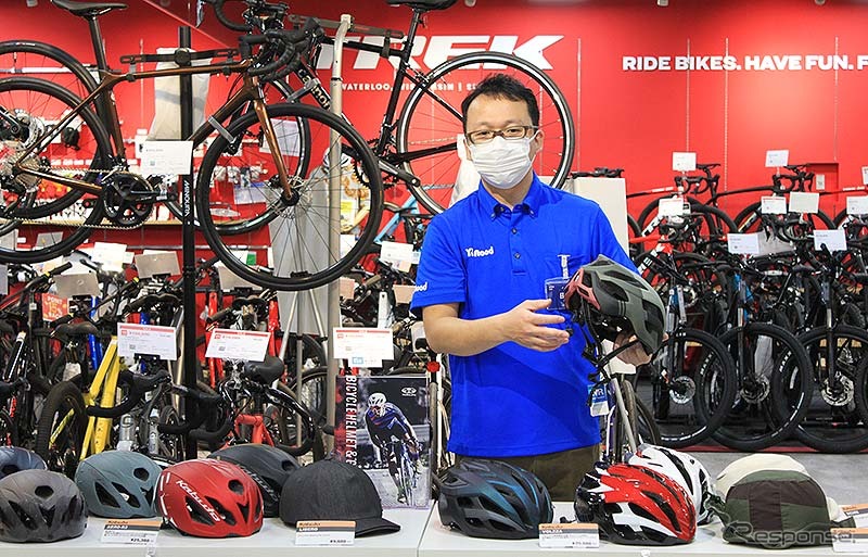 正しいヘルメット被り方やスタイルに合ったヘルメットの選び方をワイズロード新橋店(ワイ・インターナショナル)でチェック《写真撮影 編集部》