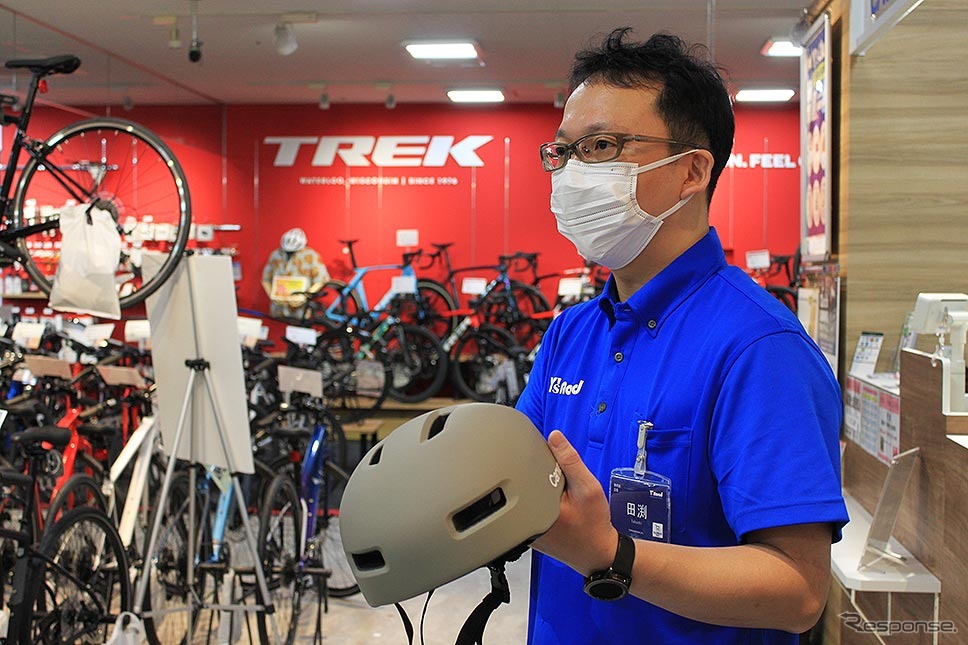 正しいヘルメット被り方やスタイルに合ったヘルメットの選び方をワイズロード新橋店(ワイ・インターナショナル)でチェック《写真撮影 編集部》