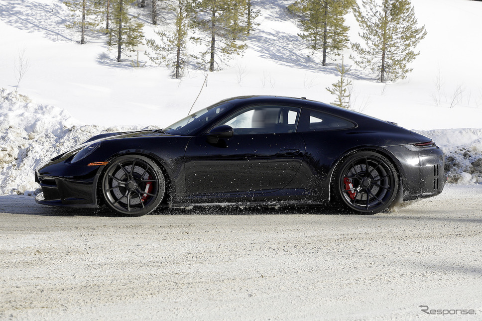 ポルシェ 911 GT3ツーリング 改良新型プロトタイプ（スクープ写真）《APOLLO NEWS SERVICE》
