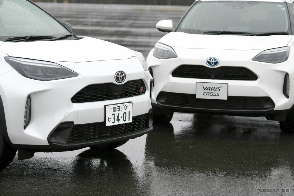 ヤリスクロス GR SPORT(左)とノーマルのヤリスクロス(右)《写真撮影 中野英幸》