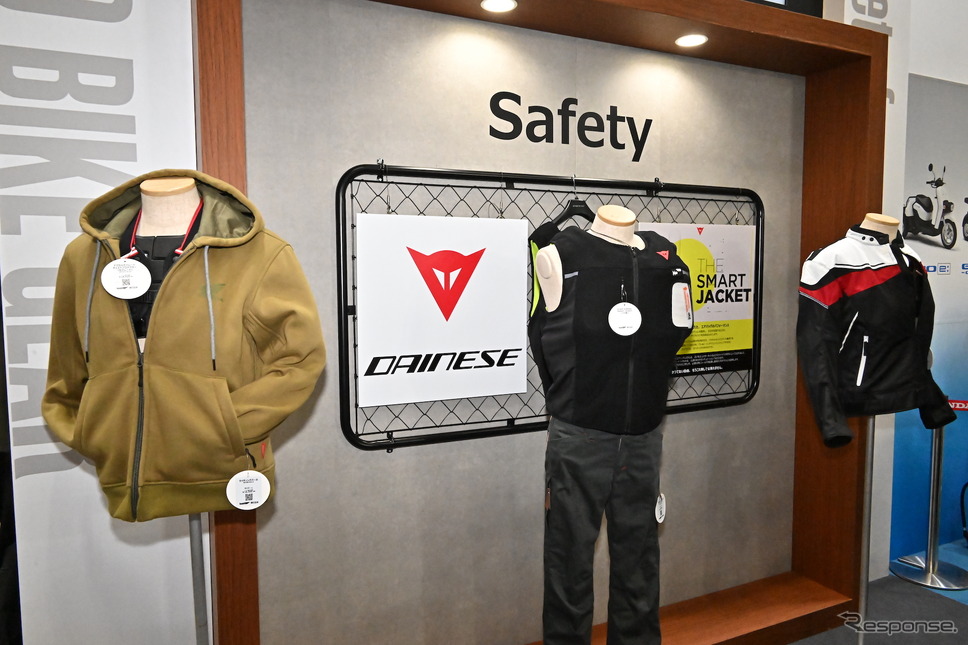 ダイネーゼのジャケット型エアバッグ「スマートジャケット」（東京モーターサイクルショー2023）《写真撮影 雪岡直樹》