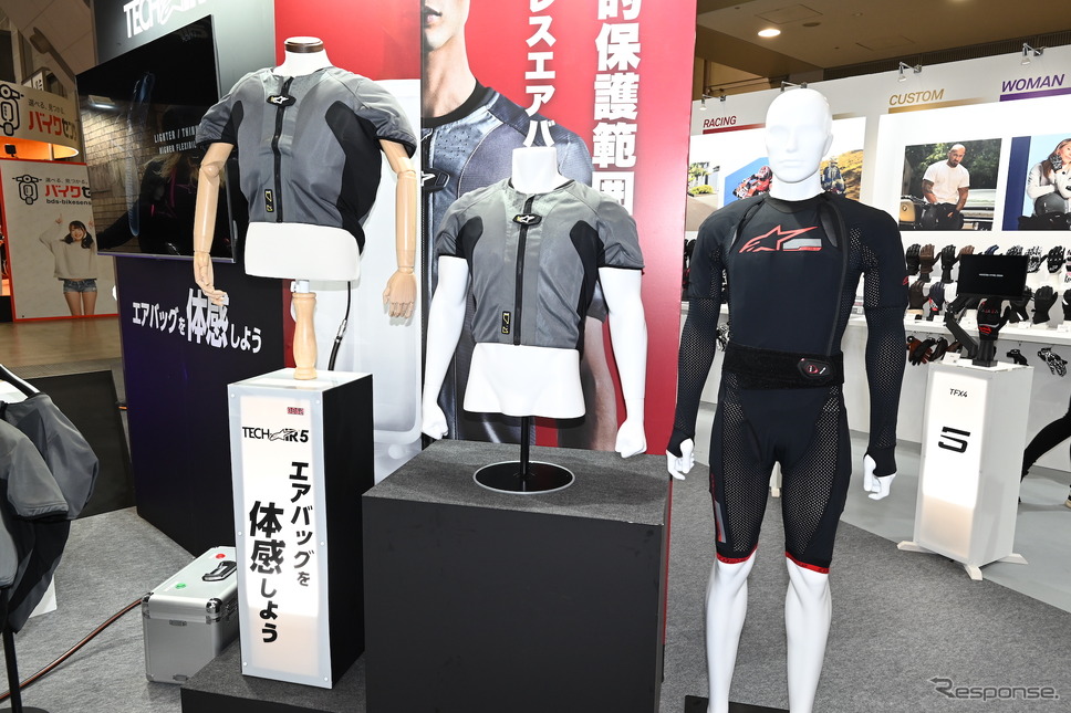 アルパインスターも着るタイプのエアバッグを展示（東京モーターサイクルショー2023）《写真撮影 安藤貴史》