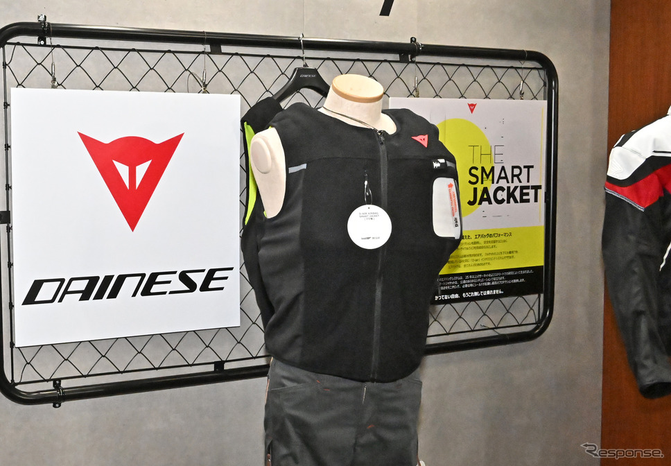 ダイネーゼのジャケット型エアバッグ「スマートジャケット」（東京モーターサイクルショー2023）《写真撮影 雪岡直樹》