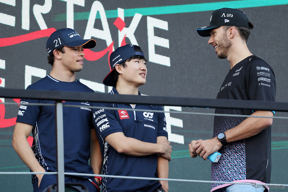 角田（中央）と今季の僚友デ・フリース（左）。角田が握手している相手は、昨季までの僚友で現在はアルピーヌ所属のガスリー（2023年F1第2戦サウジアラビアGP）。《Photo by Red Bull / AlphaTauri》
